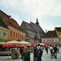 Blick vom Rathausplatz auf die Schwarze Kirche in Braşov / Kronstadt