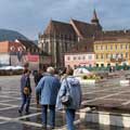 Blick vom Rathausplatz auf die Schwarze Kirche in Braşov / Kronstadt